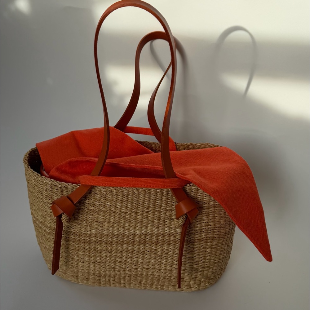 Zorro Straw bag with removable pouch.